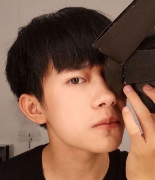 和易烊千玺视频聊天,视频聊天中的青春魅力与成长故事