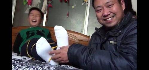 挠姐姐脚心视频,温馨互动引网友热议